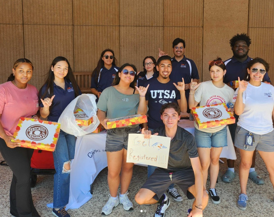 Group of UTSA students volunteering.